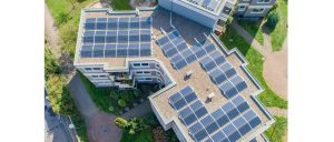Pannelli fotovoltaici su tetto edificio