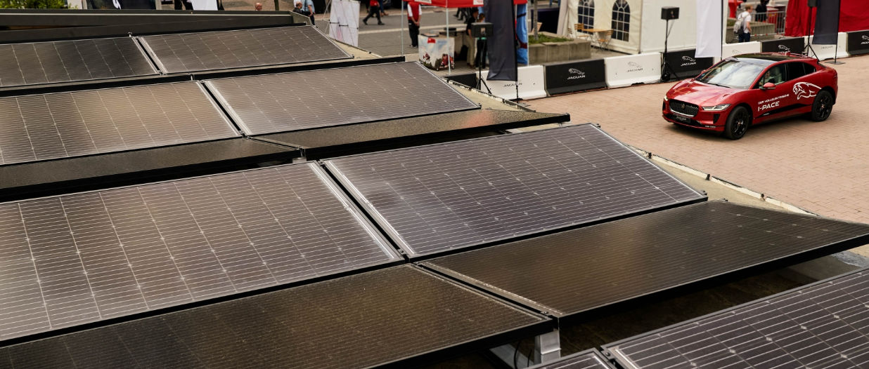 Un impianto fotovoltaico Solarwatt alimenta la Jaguar I-Pace sulla pista di prova dell’International Motor Show IAA di Francoforte