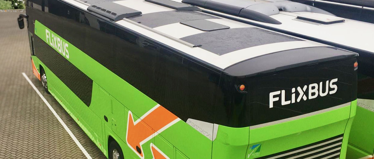 Flixbus sostiene la mobilità ecologica con i primi due autobus a pannelli solari