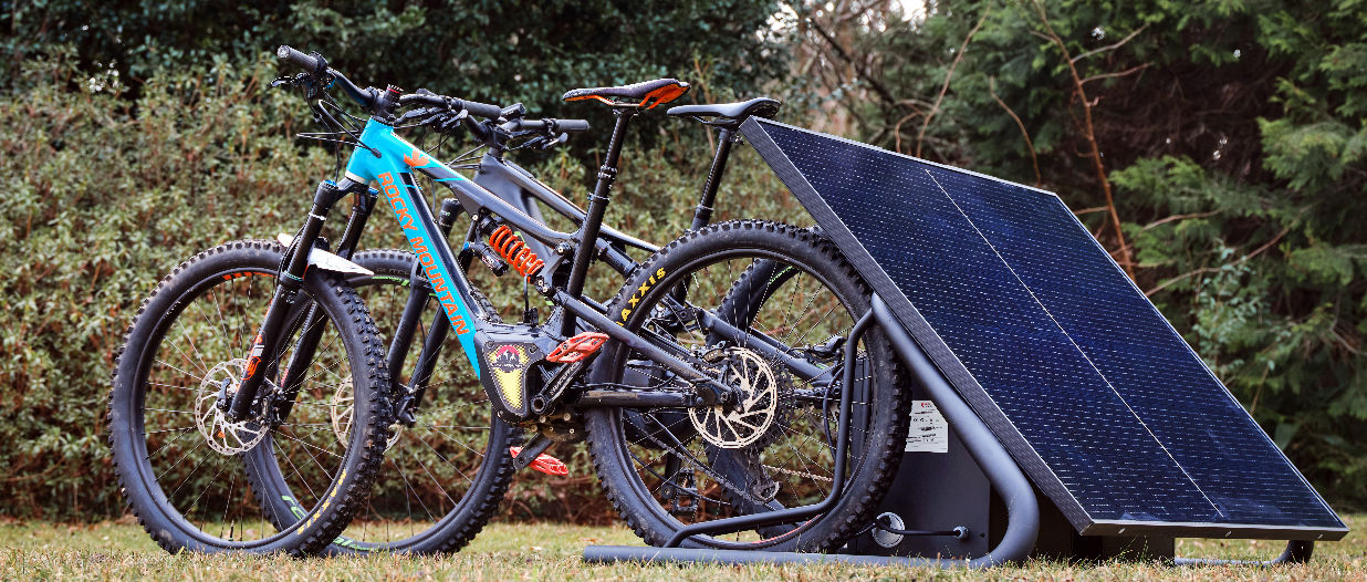 Bike Facilities ha progettato e prodotto Tube Solar, una soluzione per ricaricare con i pannelli fotovoltaici